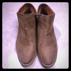 Brand new Women's Seven7 tan faux suede booties